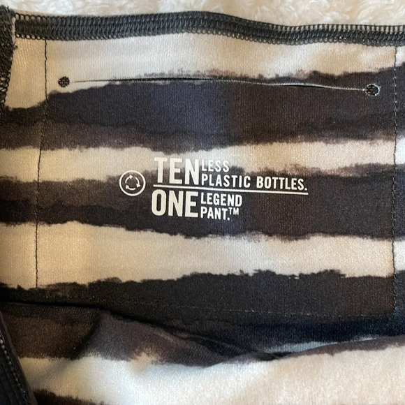💰Nike Dri-Fit Zebra print leggings size small with pocket - Picture 3 of 7